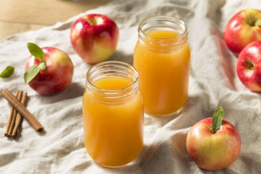 Tatlı soğuk sonbahar elma bir kavanoz içinde