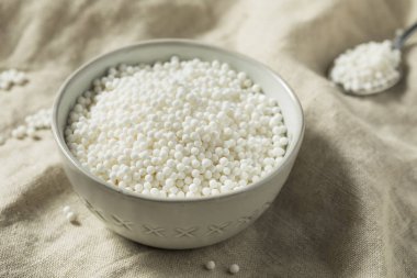 Bir kase içinde pişmemiş kuru tapyoka inci