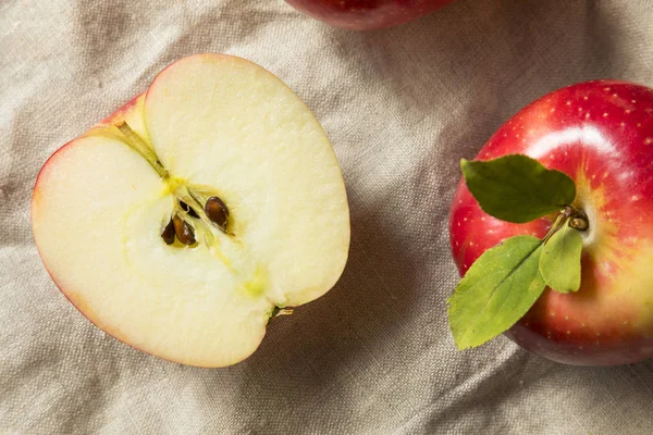 生有机红苹果准备吃 — 图库照片