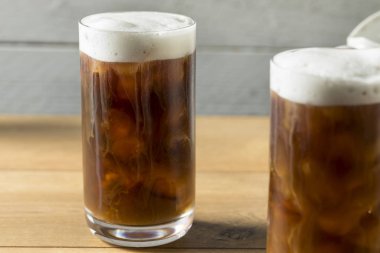 Ev yapımı soğuk bira kahve soğuk köpük ile