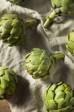 Ham organik yeşil enginar hazır Cook için