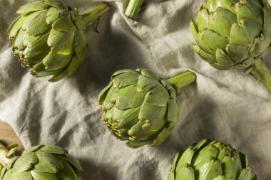 Ham organik yeşil enginar hazır Cook için