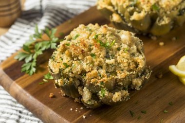 Ev yapımı fırında enginar dolma yemeye hazır