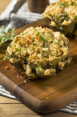 Ev yapımı fırında enginar dolma yemeye hazır