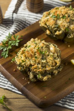 Ev yapımı fırında enginar dolma yemeye hazır