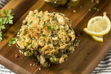 Ev yapımı fırında enginar dolma yemeye hazır