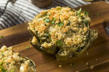 Ev yapımı fırında enginar dolma yemeye hazır