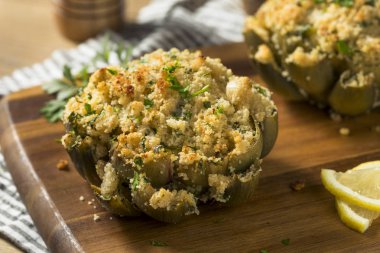 Ev yapımı fırında enginar dolma yemeye hazır