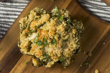 Ev yapımı fırında enginar dolma yemeye hazır
