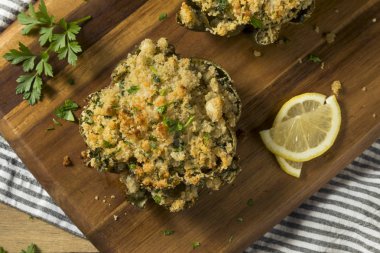 Ev yapımı fırında enginar dolma yemeye hazır
