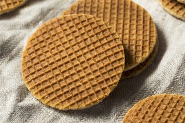 İle ev yapımı Hollandalı Stroopwafles yemeye hazır tatlım