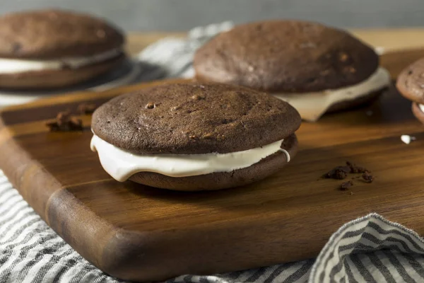 クリーム色の詰物と自家製チョコレート Whoopie — ストック写真