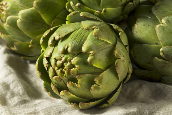 Alcachofras Verdes Orgânicas Cruas Prontas Para Cozinhar — Fotografia de Stock