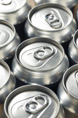 Parlak gümüş alüminyum Soda kutular bir grup