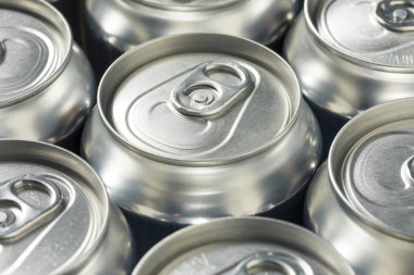 Parlak gümüş alüminyum Soda kutular bir grup
