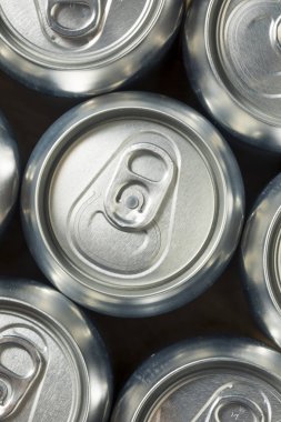 Parlak gümüş alüminyum Soda kutular bir grup