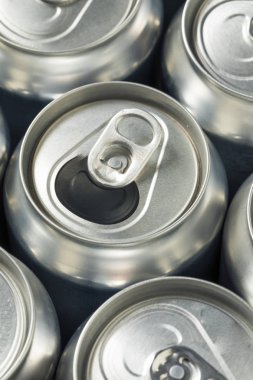 Parlak gümüş alüminyum Soda kutular bir grup