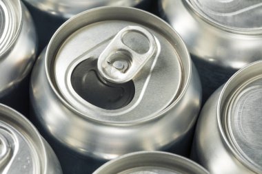 Parlak gümüş alüminyum Soda kutular bir grup