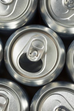 Parlak gümüş alüminyum Soda kutular bir grup