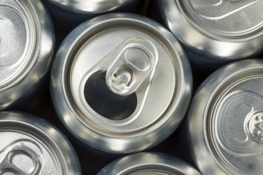 Parlak gümüş alüminyum Soda kutular bir grup