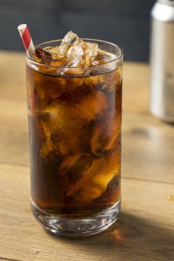 Karanlık sodalı buz cam canlandırıcı şampanya