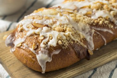 Kahvaltıda tatlı ev yapımı kahve kek meyveli turta