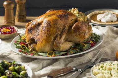 Bütün kavrulmuş hindi yemek için şükran tüm kenarlara sahip