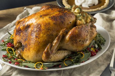 Bütün kavrulmuş hindi yemek için şükran tüm kenarlara sahip