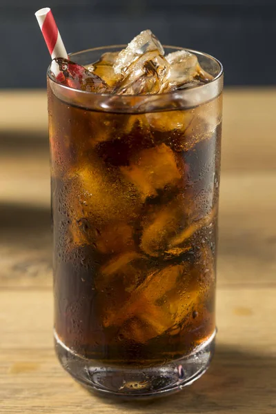 Refrescante Soda Oscura Burbujeante Con Hielo Vaso —  Fotos de Stock