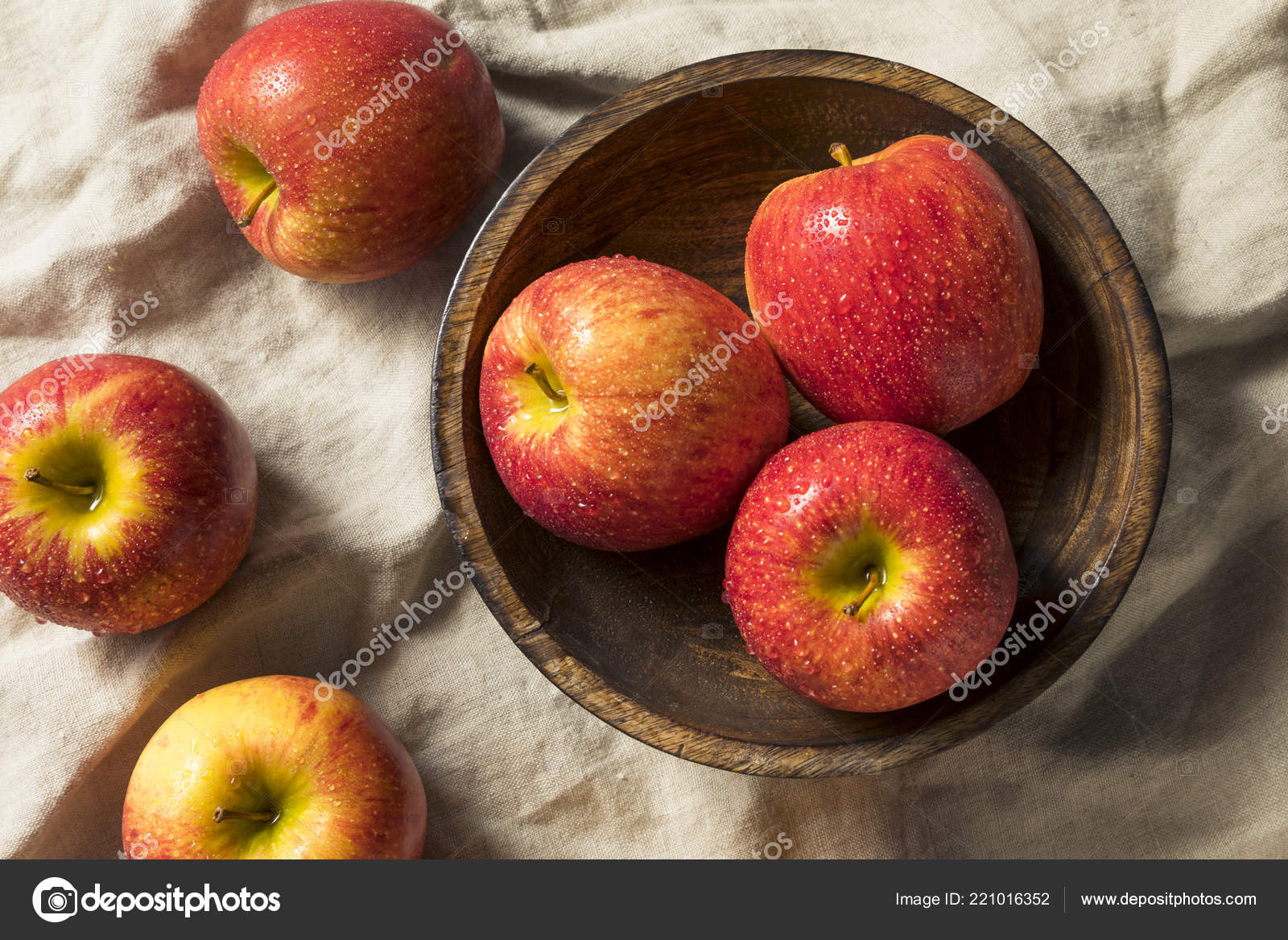 https://st4.depositphotos.com/1692343/22101/i/1600/depositphotos_221016352-stock-photo-raw-red-organic-envy-apples.jpg