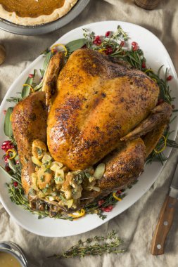 Bütün kavrulmuş hindi yemek için şükran tüm kenarlara sahip