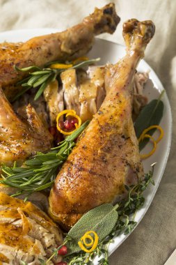 Türkiye'de tabağı kavrulmuş kesip tüm tarafların ile Şükran günü için