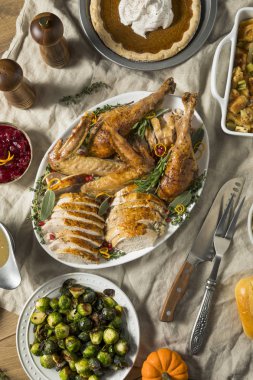 Türkiye'de tabağı kavrulmuş kesip tüm tarafların ile Şükran günü için