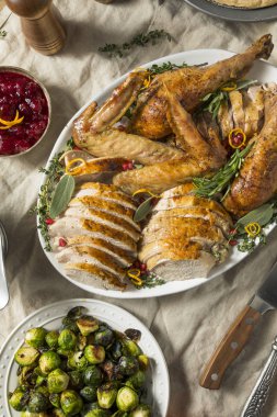 Türkiye'de tabağı kavrulmuş kesip tüm tarafların ile Şükran günü için