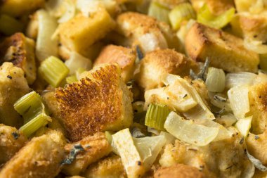 Adaçayı ile Şükran günü yemeği için ev yapımı ekmek contası