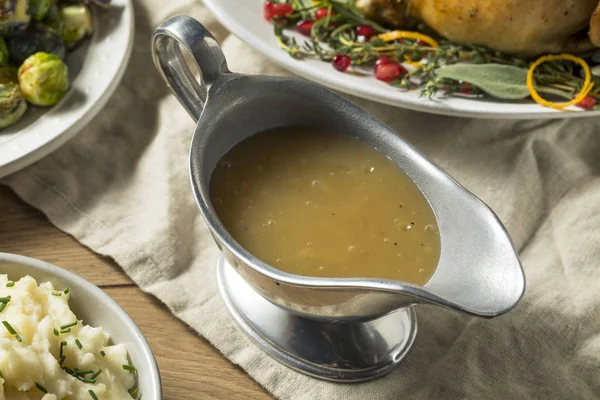 Donkere Zelfgemaakte Turkije Gravy Voor Thanksgiving Diner — Stockfoto