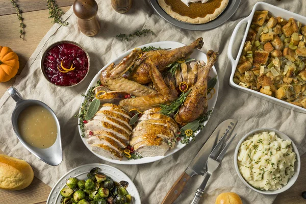 Terpanggang Cut Turkey Platter Untuk Thanksgiving Dengan Semua Sisi — Stok Foto