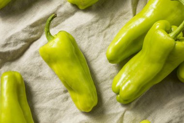 Ham yeşil organik Cubanelle biber hazır Cook için
