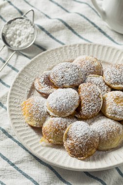 Pudra şekeri ile ev yapımı Hollandalı Poffertjes gözleme