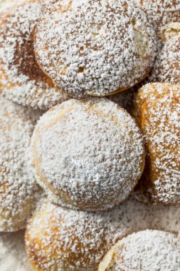 Pudra şekeri ile ev yapımı Hollandalı Poffertjes gözleme