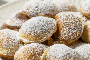 Pudra şekeri ile ev yapımı Hollandalı Poffertjes gözleme