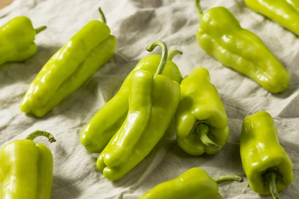 Raw Green Organic Cubanelle Peppers Siap Untuk Memasak — Stok Foto