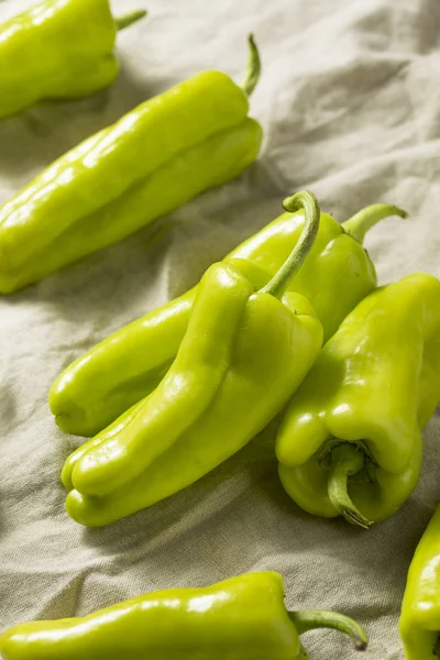 Raw Green Organic Cubanelle Peppers Siap Untuk Memasak — Stok Foto