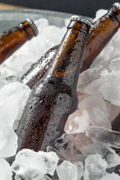 Bottiglie Birra Fredda Ghiacciata Dispositivo Raffreddamento Con Ghiaccio — Foto Stock