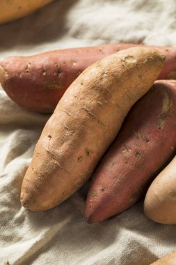 Ham organik çeşitli tatlı patates hazır Cook için