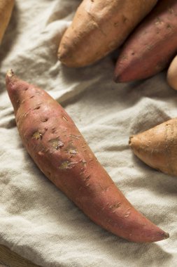 Ham organik çeşitli tatlı patates hazır Cook için