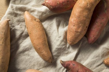 Ham organik çeşitli tatlı patates hazır Cook için