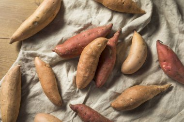 Ham organik çeşitli tatlı patates hazır Cook için