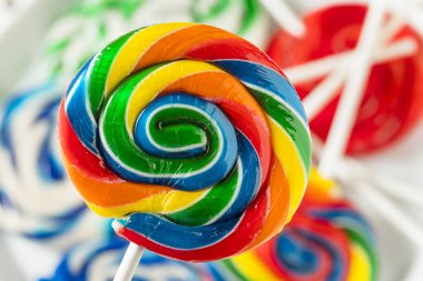 Tatlı çok renkli lolipop sopa üzerinde