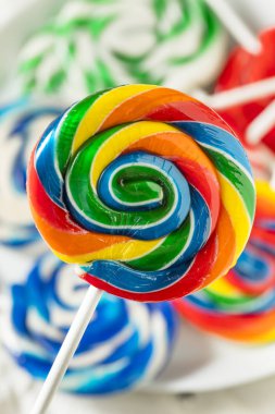 Tatlı çok renkli lolipop sopa üzerinde
